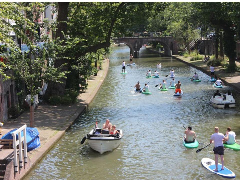 Figure 2: People enjoying the board paddling in different propelling modes (kayak or SUP) in a canal of The Netherlands (Utrecht). It is noticeable how this sport is able to coexist in the same “sportive ecosystem” with other aquatic practises, such as sailing boats with motor or pedal boats without violent collisions.